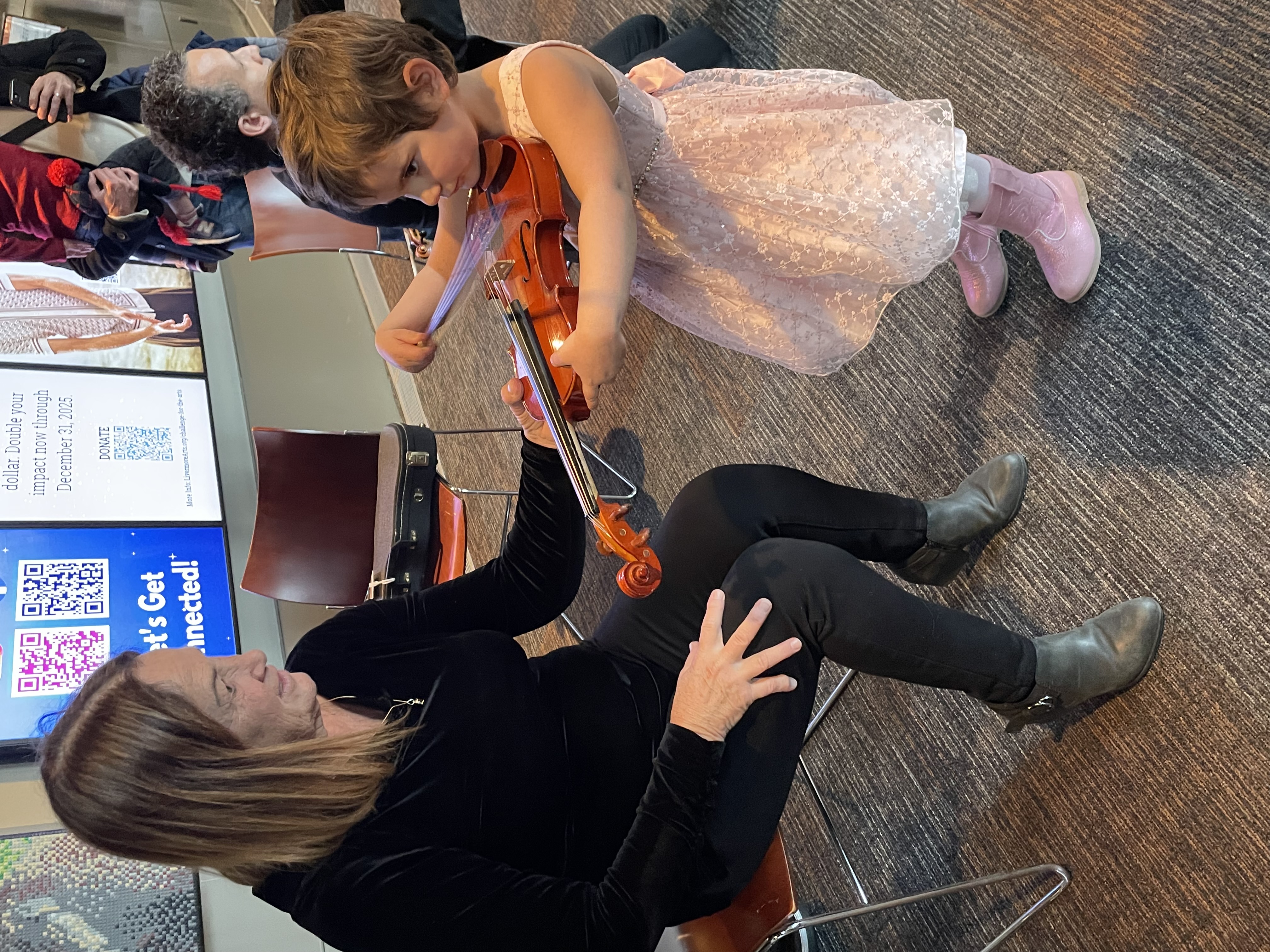 little girl meets violin with LAS player Sue Ivie