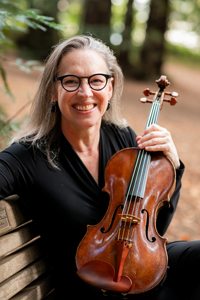 photo of viola soloist Jenny Douglass