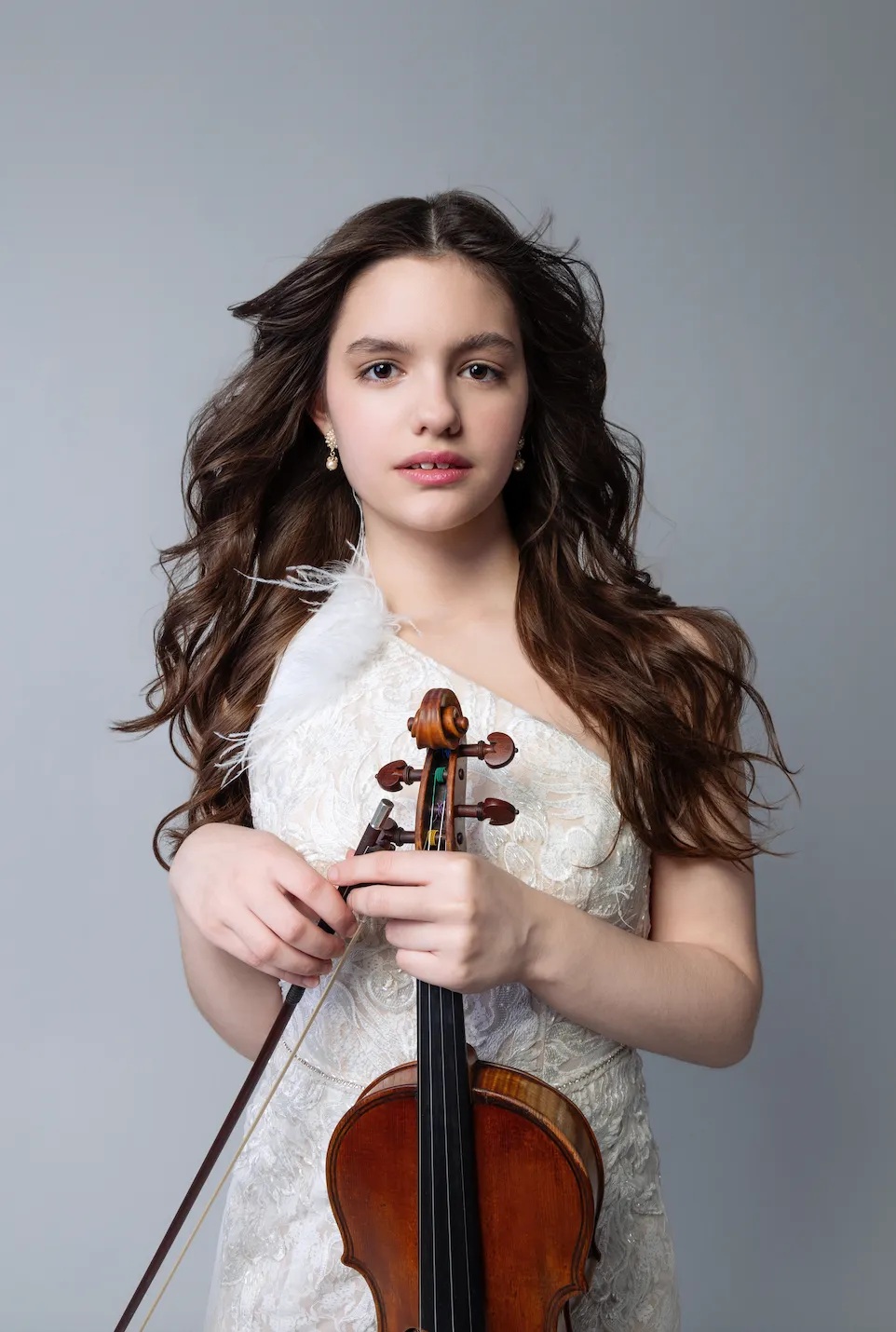 photo of violin soloist Ava Pakiam